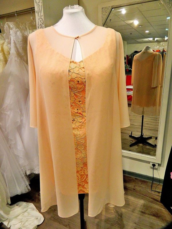 Fashion New York NY2507 ensemble robe courte en dentelle rebrodée et veste en mousseline coloris blush taille 48 219€ au lieu de 289€ - Fashion New York NY2507
